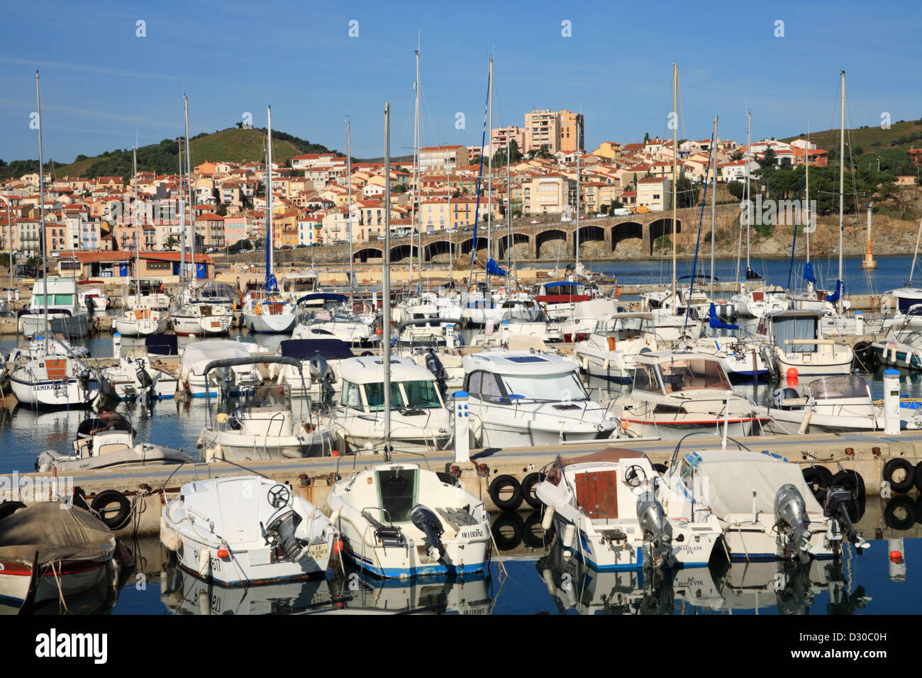 Bateaux dans le port de plaisance de Banyuls Sur-Mer dans la ville Méditerranéenne Française. Banque D'Images