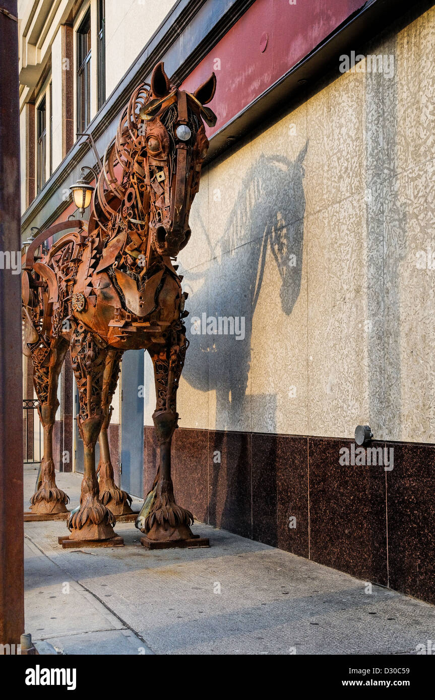 Cheval de fer sculpture, à l'avenue Stephen, le centre-ville de Calgary, Alberta, Canada Banque D'Images