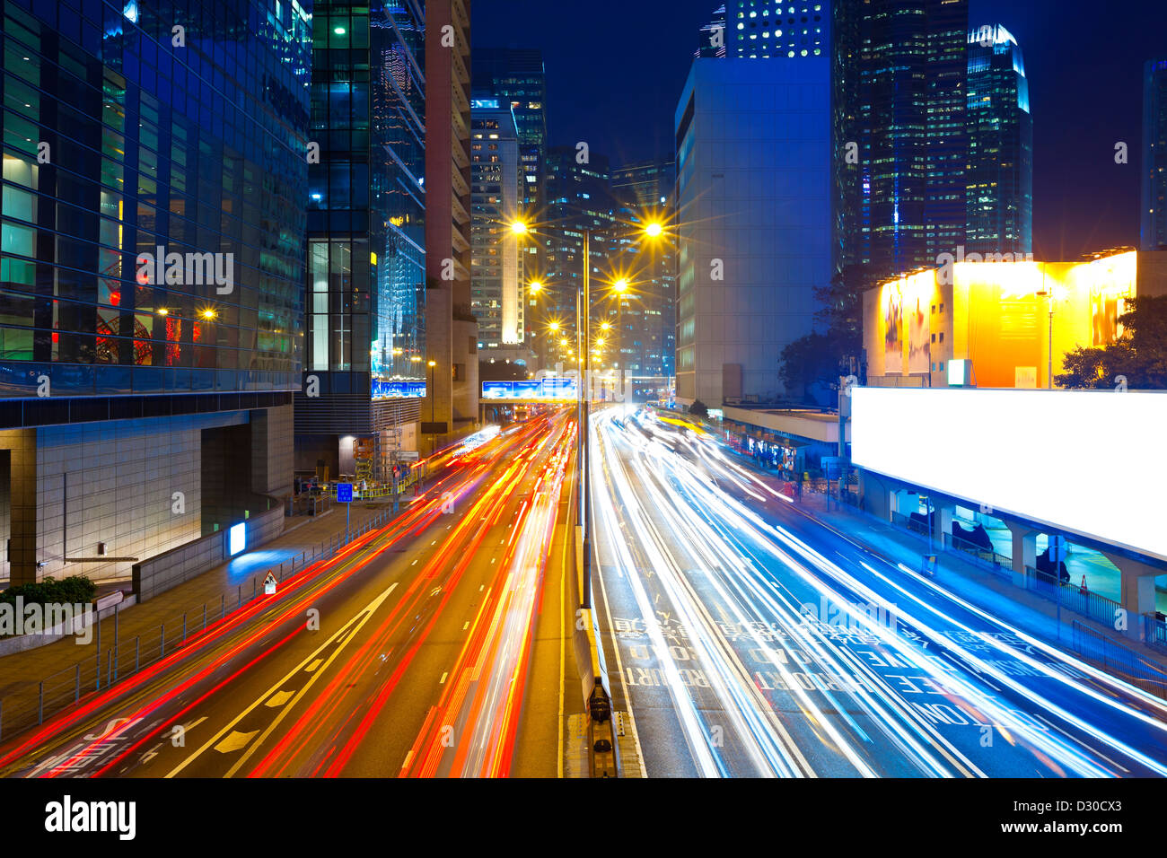 La circulation en ville moderne de nuit Banque D'Images