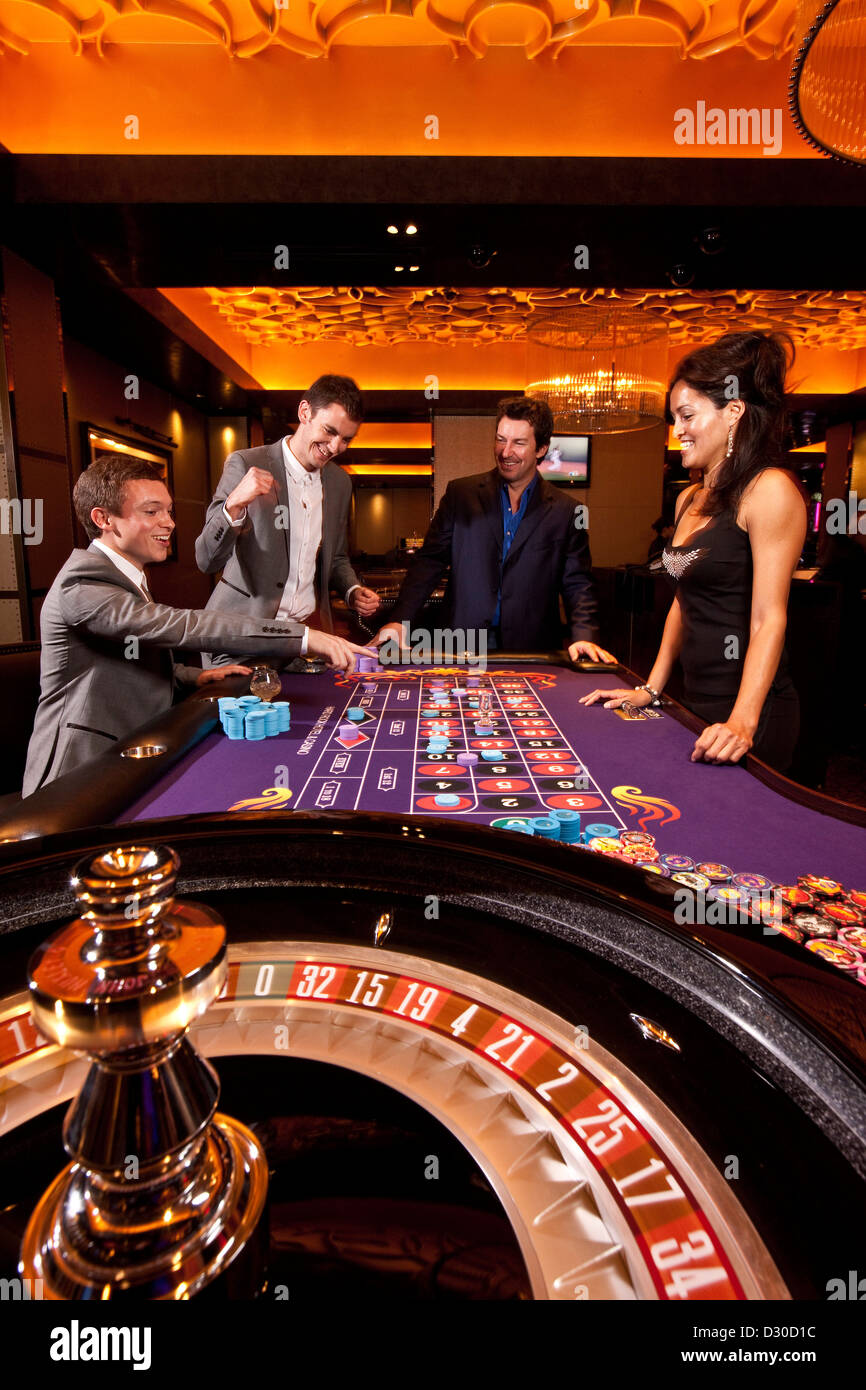 Les hommes à jouer à la roulette, les jeux de hasard, Las Vegas, Nevada, USA Banque D'Images