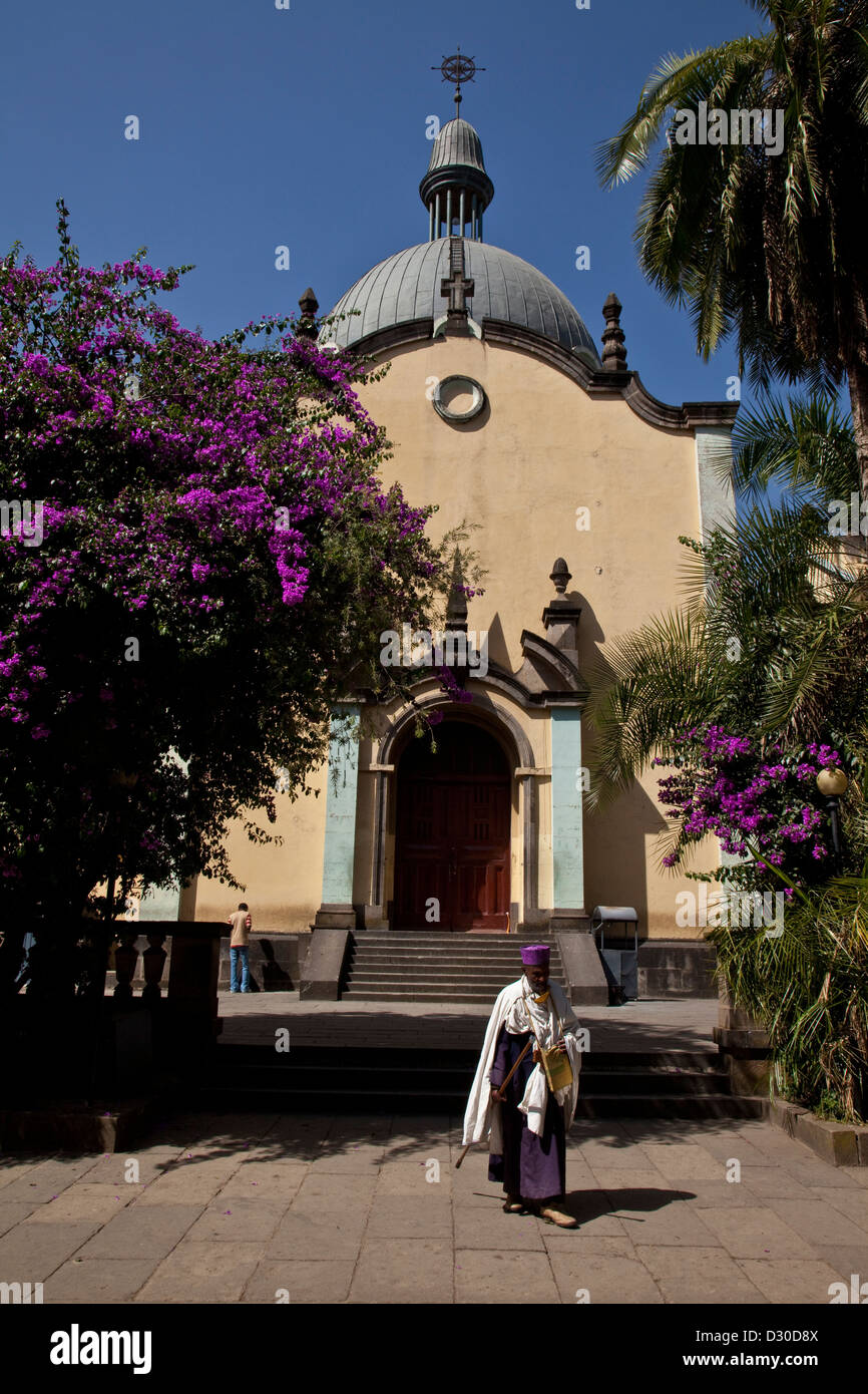 Prêtre éthiopien, la cathédrale Holy Trinity (Kiddist Selassie), Addis Abeba, Ethiopie Banque D'Images