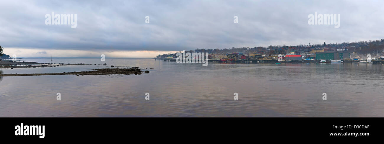 Une très large vue sur le waterfront de Belfast Maine sur un jour brumeux et très nuageux au cours de l'hiver. Banque D'Images