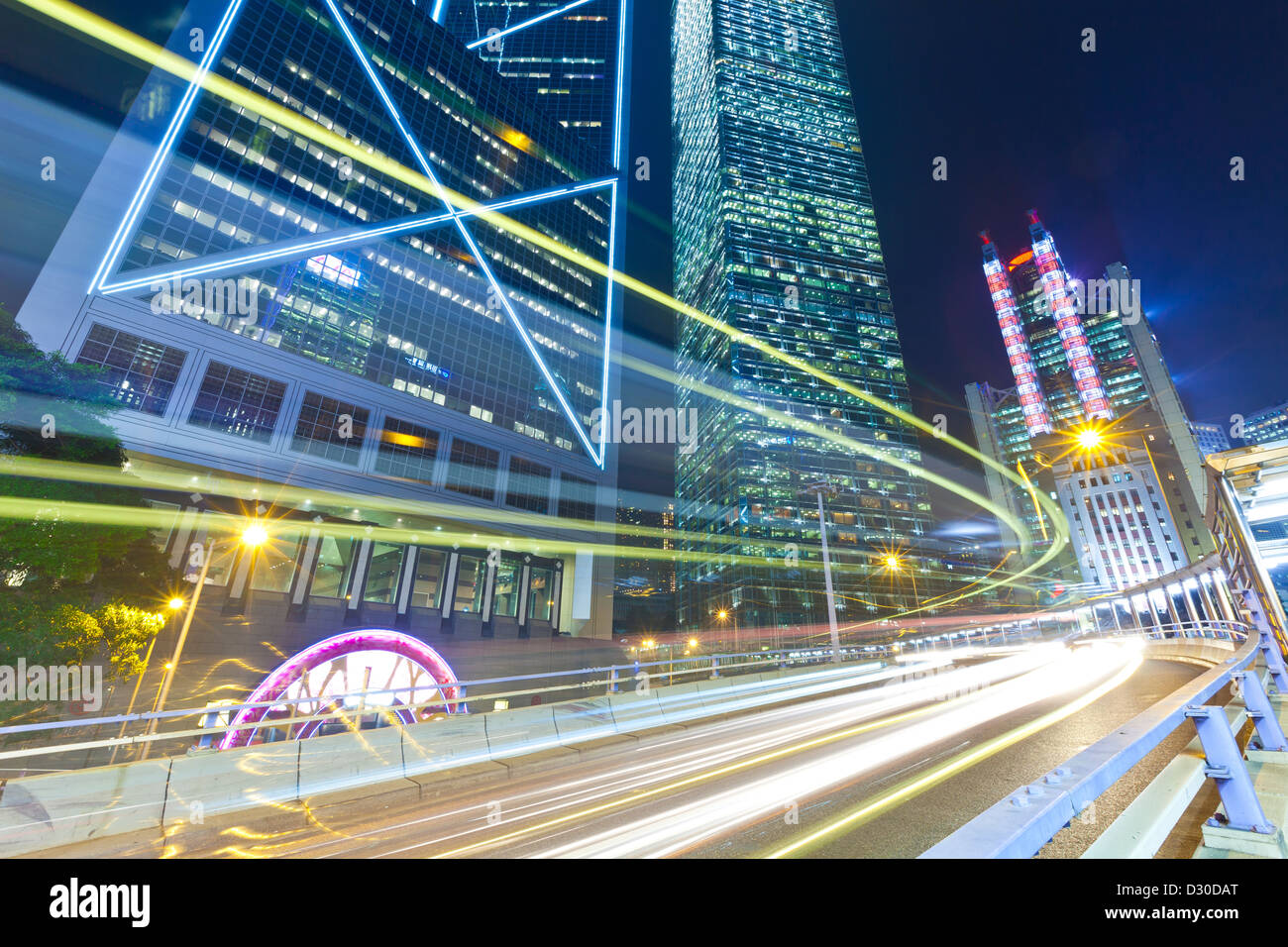 Le trafic important de nuit en ville Banque D'Images