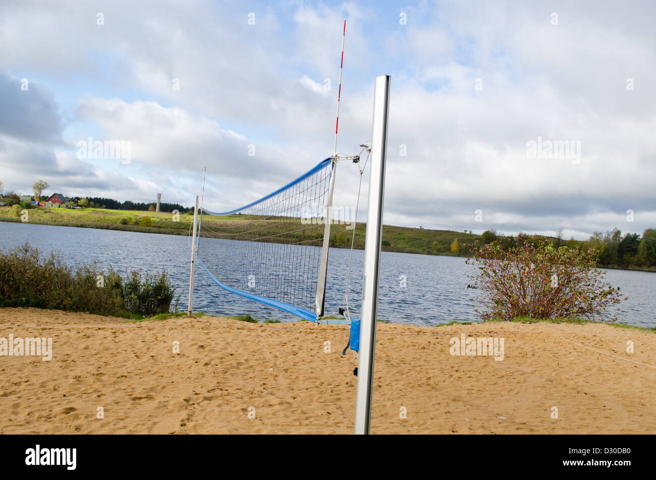 Gros plan du volley-ball et de sable sur les rives du lac net d'automne. Banque D'Images