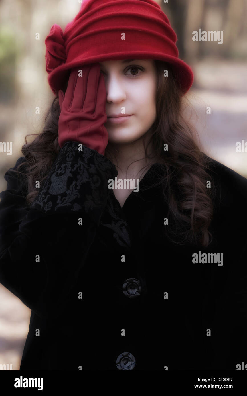 Une belle jeune femme avec un chapeau rouge et des gants rouge Banque D'Images