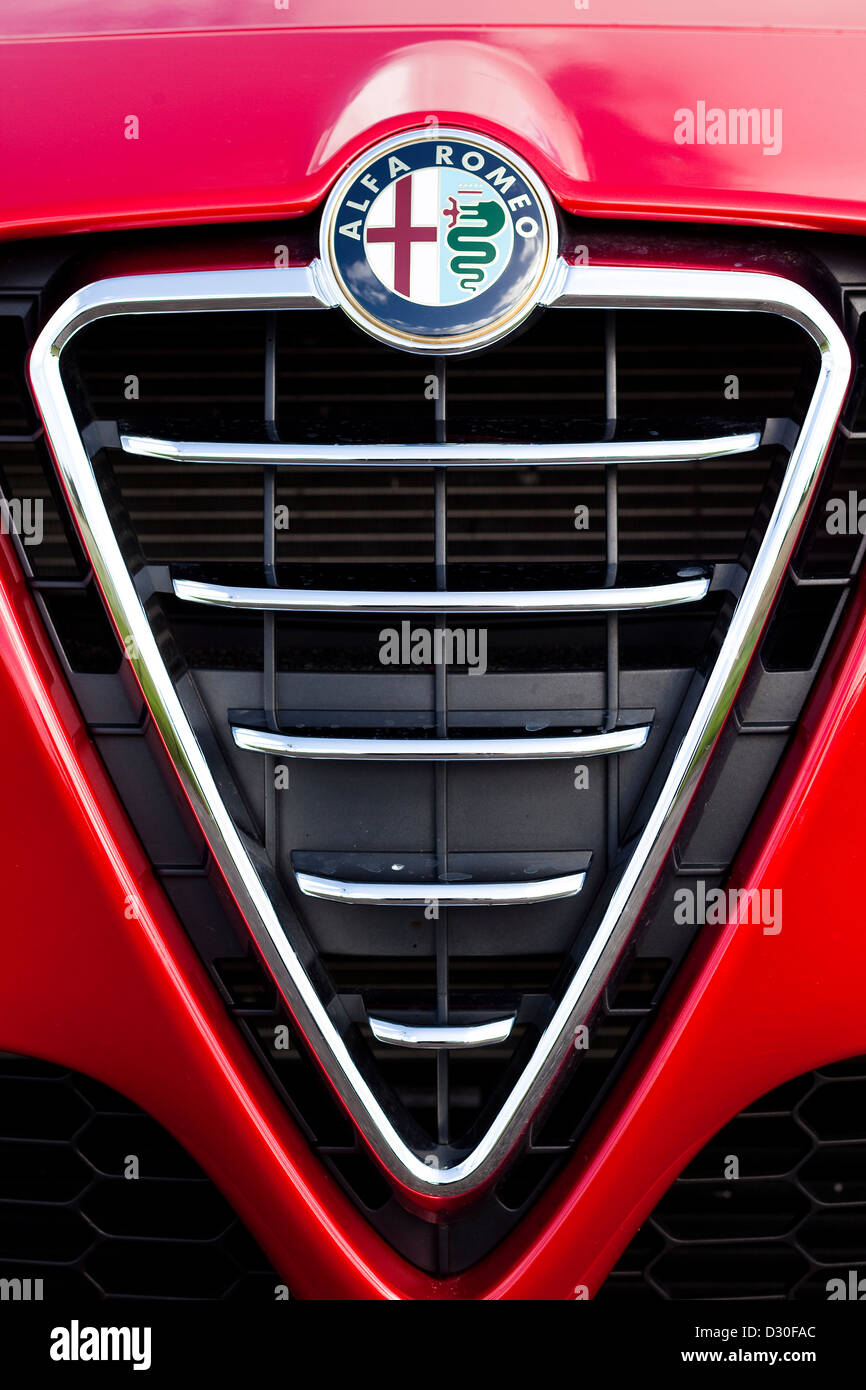 Alfa Romeo Giulietta rouge logo, Winchester, England, UK Banque D'Images