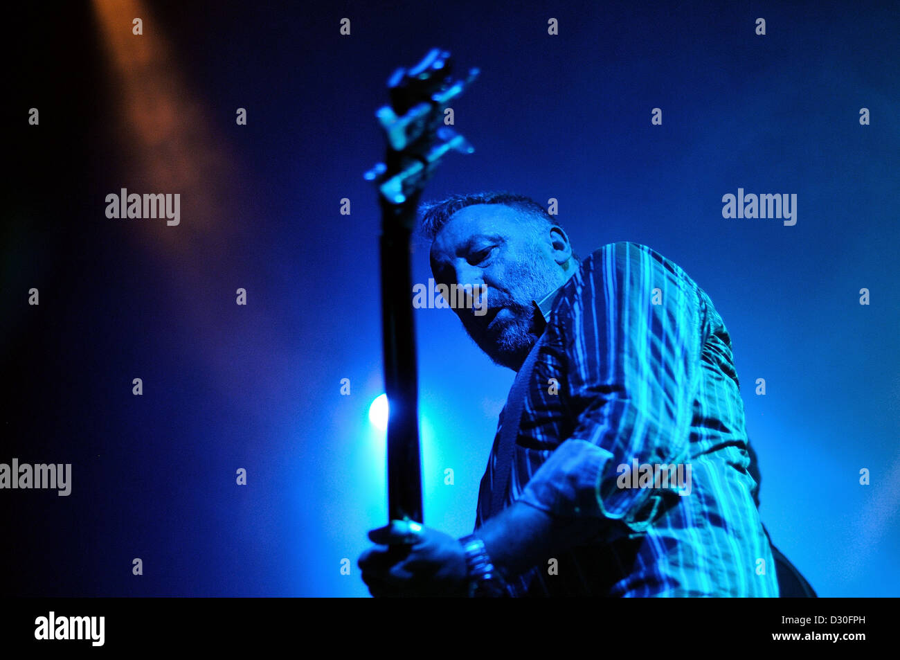 Barcelone, Espagne - 10 OCT : Peter Hook (Joy Division) fonctionne à Apolo le 10 octobre 2010 à Barcelone, Espagne. Banque D'Images