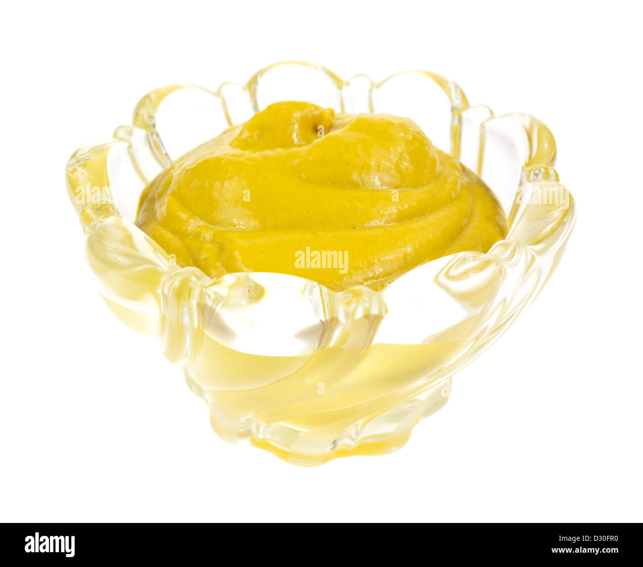 Un verre au plomb bol rempli de moutarde jaune sur un fond blanc. Banque D'Images