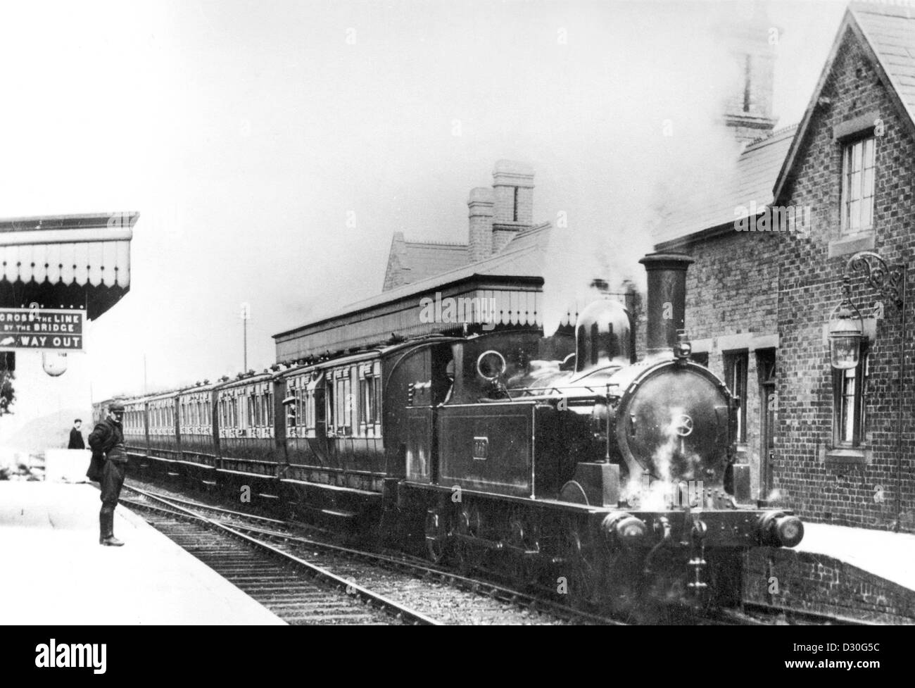 Train de voyageurs à Brownhills gare sur la ligne du Staffordshire en 1909 tiré par un L&NWR Charbon 'tank' 0-6-2T Banque D'Images