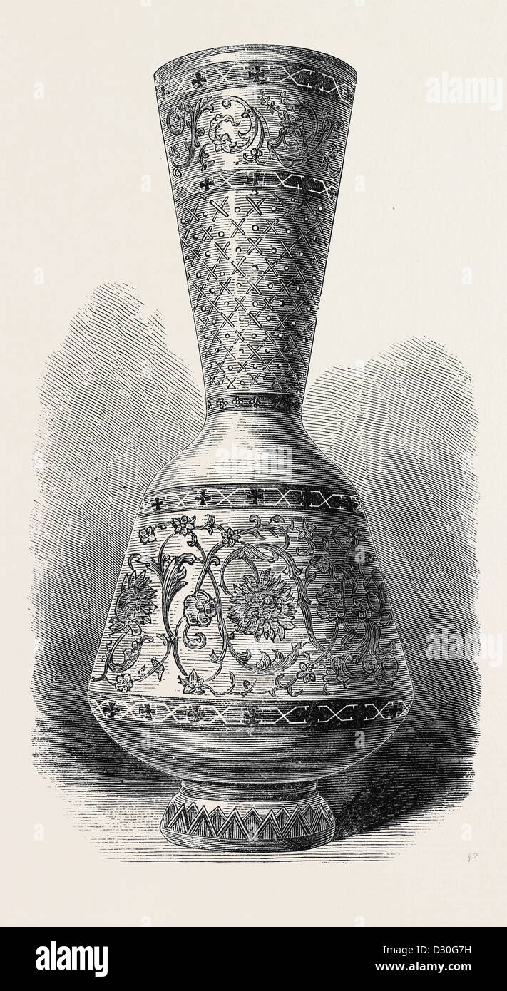 VASE EN VERRE ÉMAILLÉ OPAQUE (russe) 1868 Banque D'Images