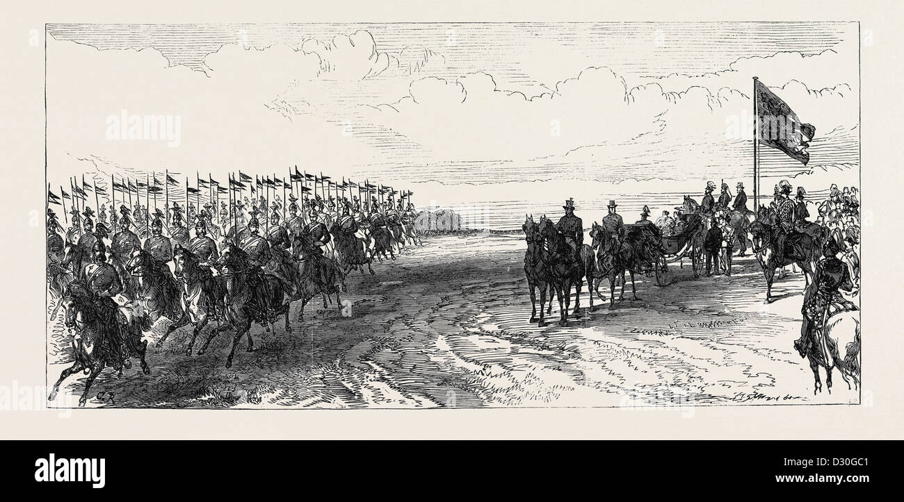 Visite DU PRINCE ET DE LA PRINCESSE DE GALLES À L'IRLANDE : EXAMEN DANS LE PARC PHOENIX : LE 12E LANCIERS 1868 PASSÉ Au galop Banque D'Images