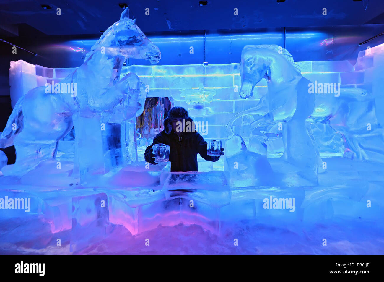 Dubaï, Émirats arabes unis, l'homme derrière un bar de glace dans le salon  chill out Photo Stock - Alamy