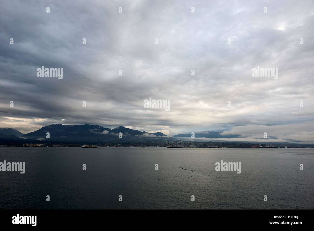 Recherche à travers le port de Vancouver sur un ciel gris nuageux matin BC Canada Banque D'Images