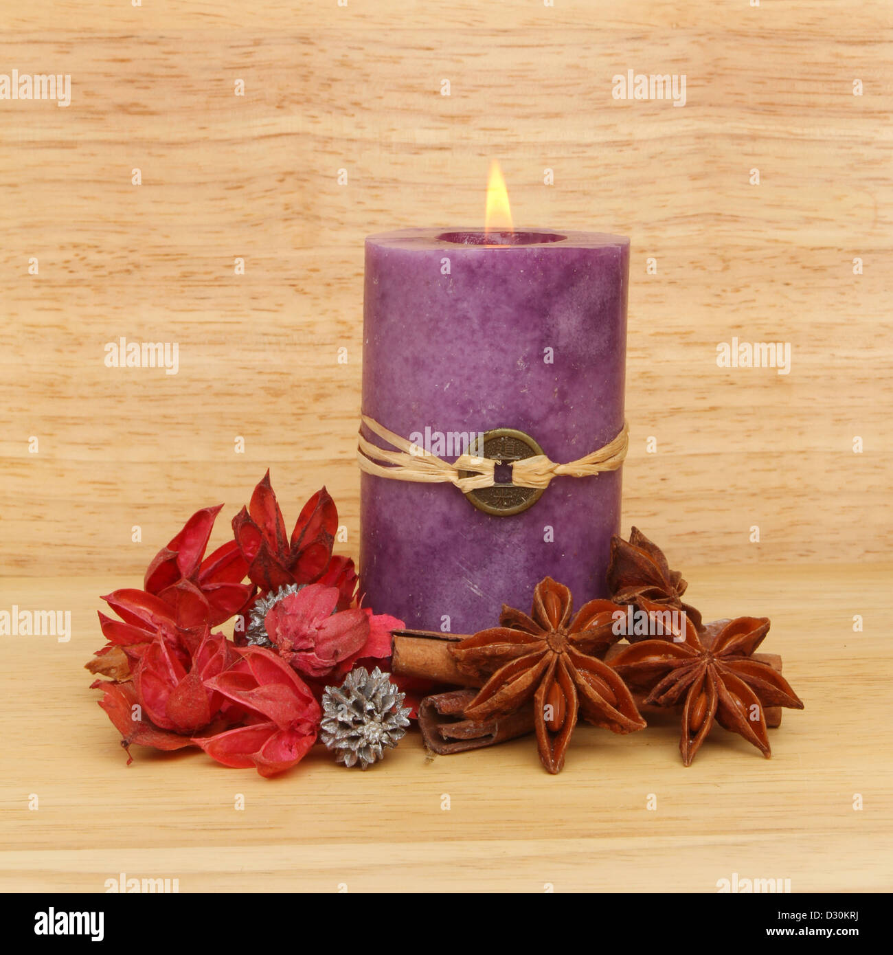 Bougie Feng Shui avec pot-pourri, la cannelle et l'anis étoilé Banque D'Images
