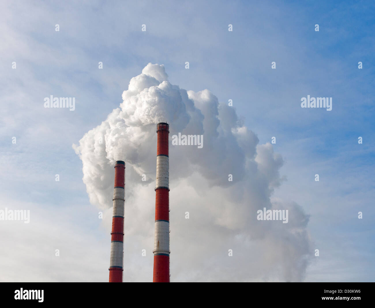 Rouge et blanc sale deux fumeurs air pollution cheminées Banque D'Images