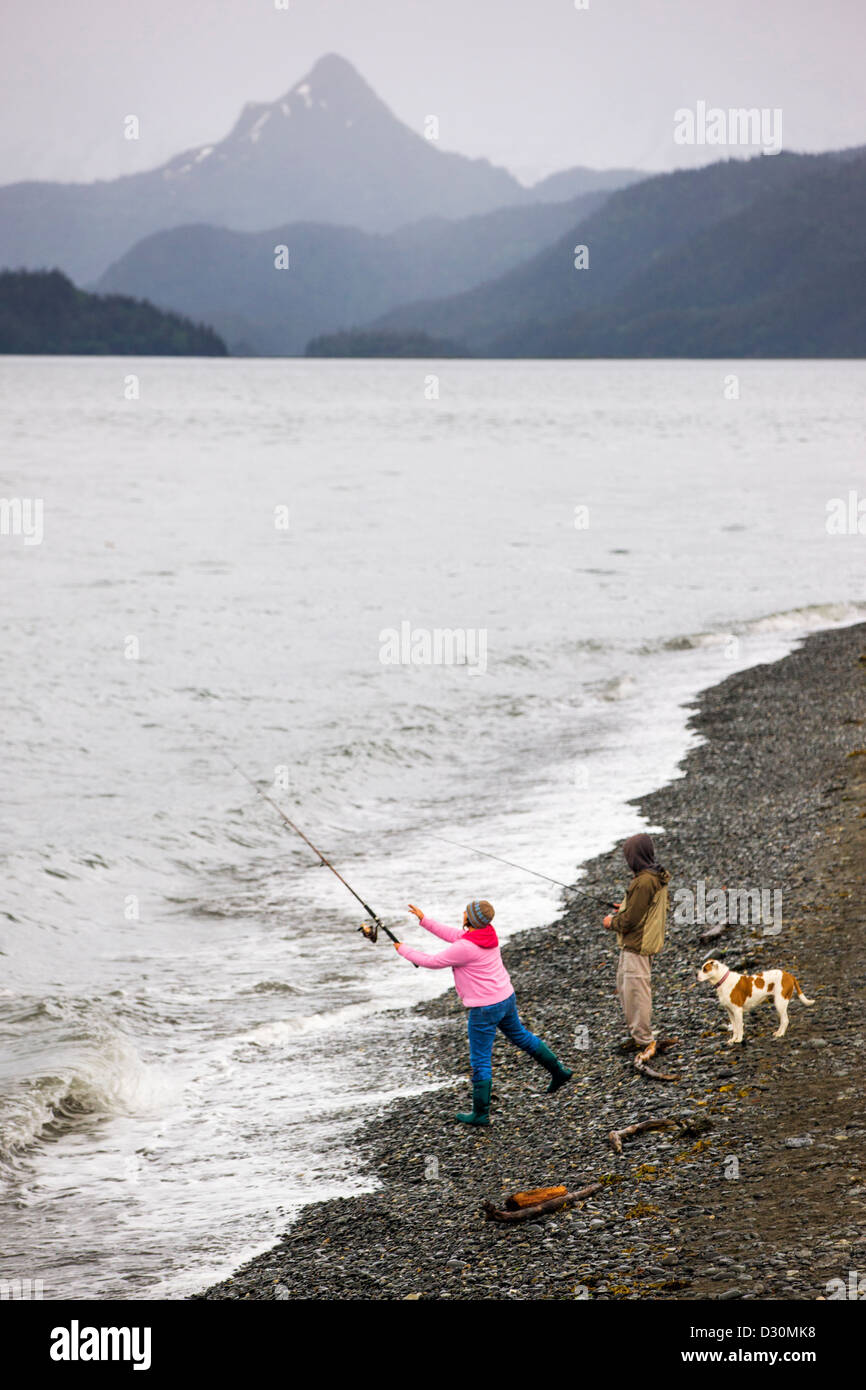 Pêcheur, jeune couple avec chien, jeté dans la baie Kachemak off l'Homer Spit, Homer, Alaska, USA Banque D'Images Pêcheur, jeune couple avec chien, jeté dans la baie Kachemak off l'Homer Spit, Homer, Alaska, USA Banque D'Images