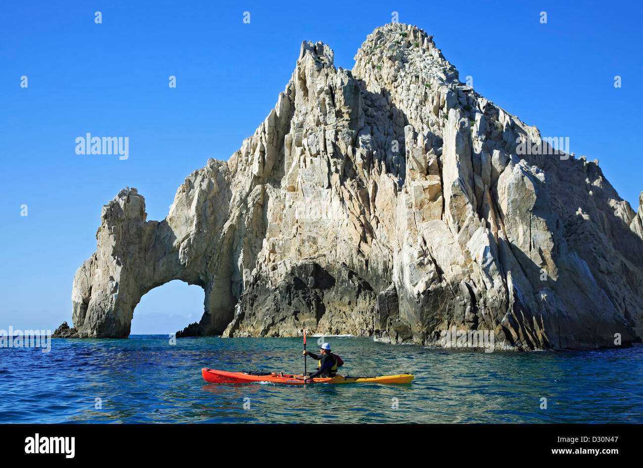 La kayakiste à El Arco (l'arche), la formation de granite près de Cabo San Lucas, Baja California Sur, Mexique Banque D'Images