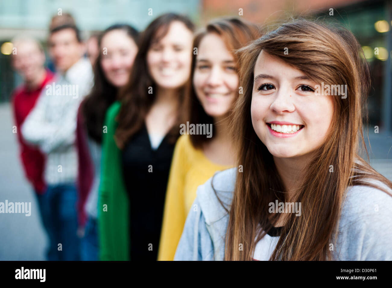 Groupe d'étudiants à l'extérieur souriant dans un ensemble de ligne Banque D'Images