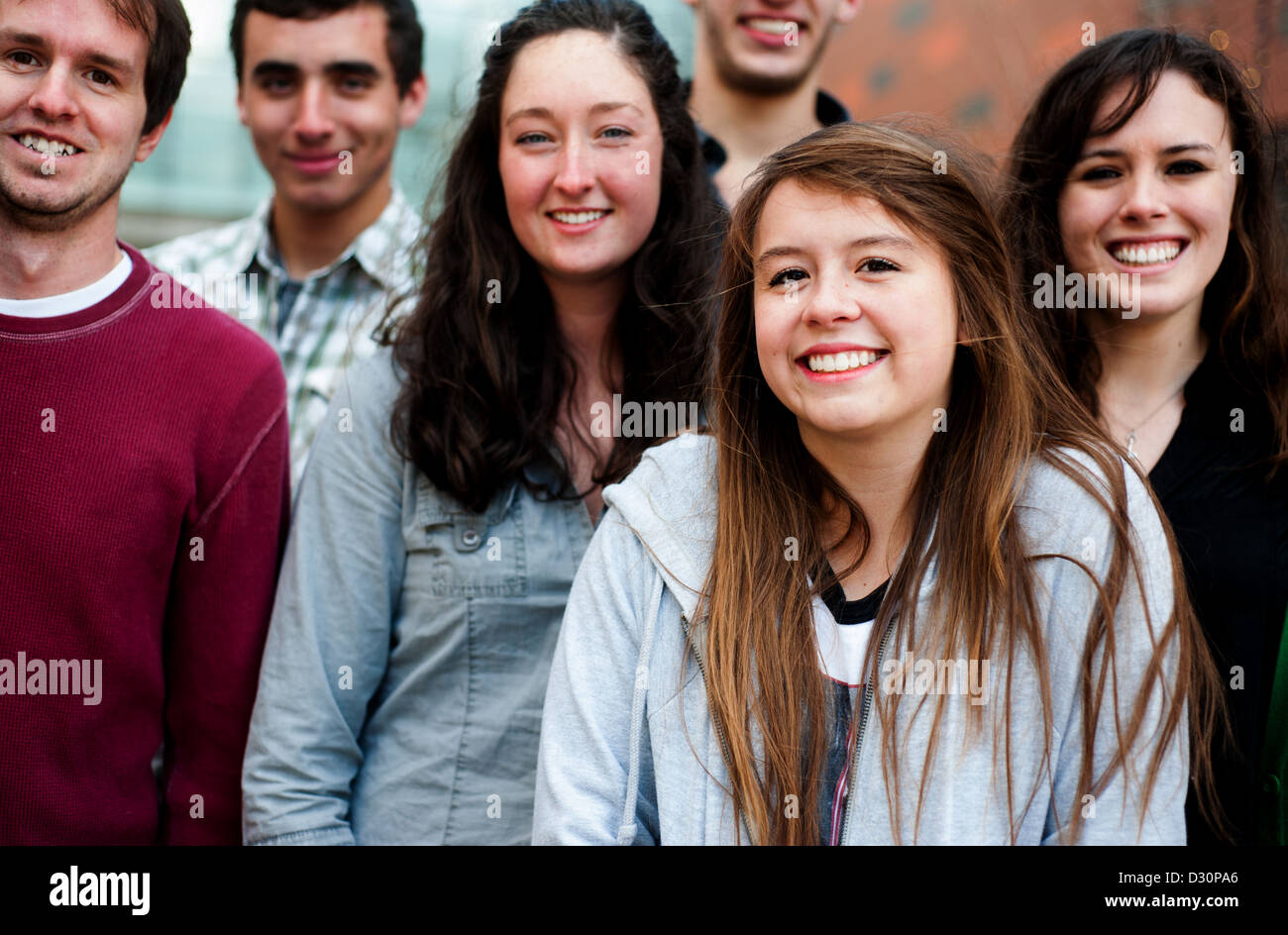 Groupe d'étudiants en dehors de smiling together Banque D'Images