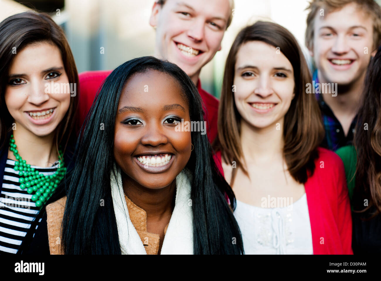 Groupe d'étudiants à l'extérieur divers smiling together Banque D'Images