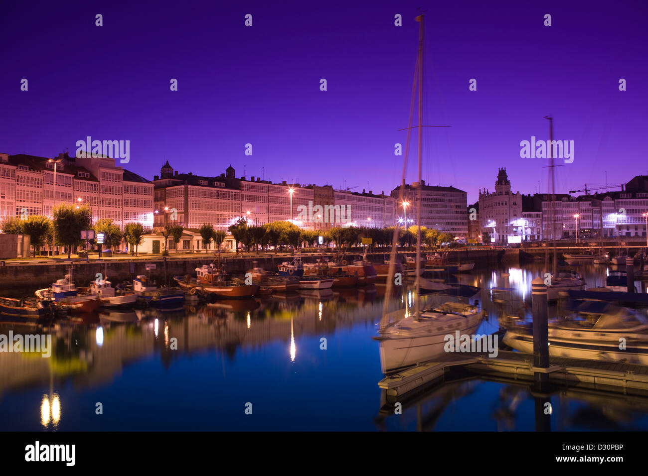 Bateaux de pêche du port principal de l'AVENIDA DA MARINA GALICE LA COROGNE ESPAGNE Banque D'Images