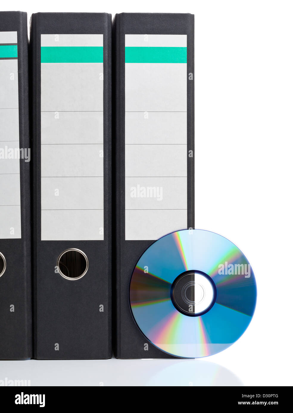 Classeur avec disque compact sur fond blanc - concept de stockage numérique Banque D'Images