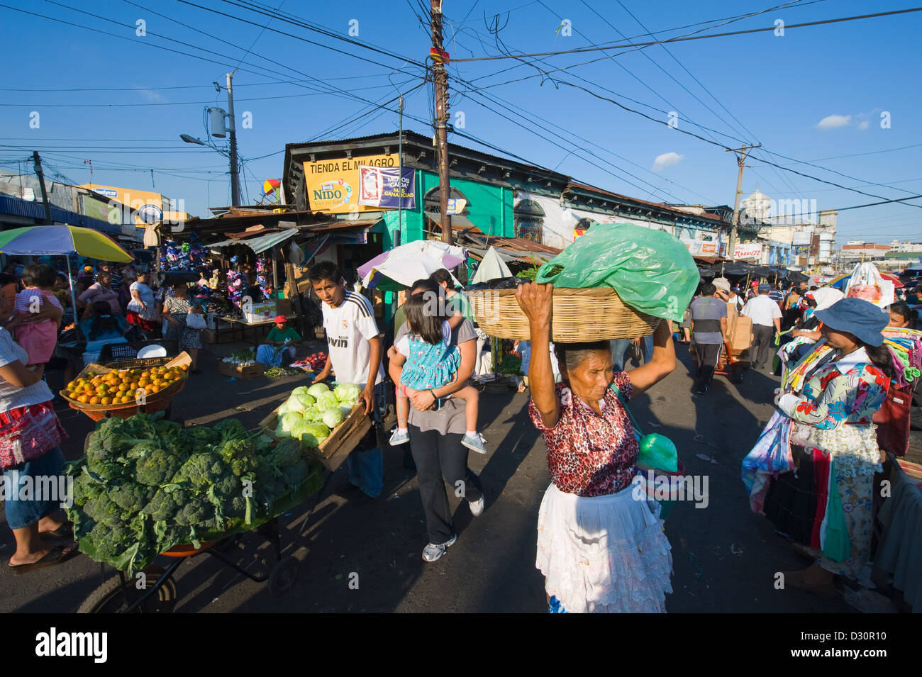 Marché de rue, San Salvador (capitale), en El Salvador, en Amérique centrale Banque D'Images