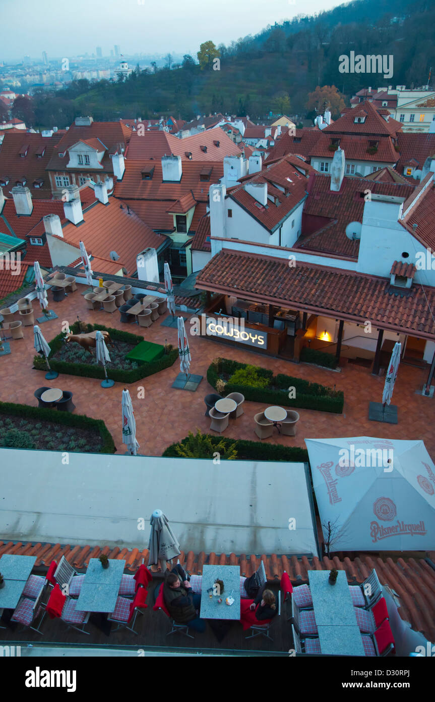 Les gens à manger sur le toit restaurant en dessous de Hrad château avec vue sur la petite ville de Mala Strana Prague trimestre historique Banque D'Images