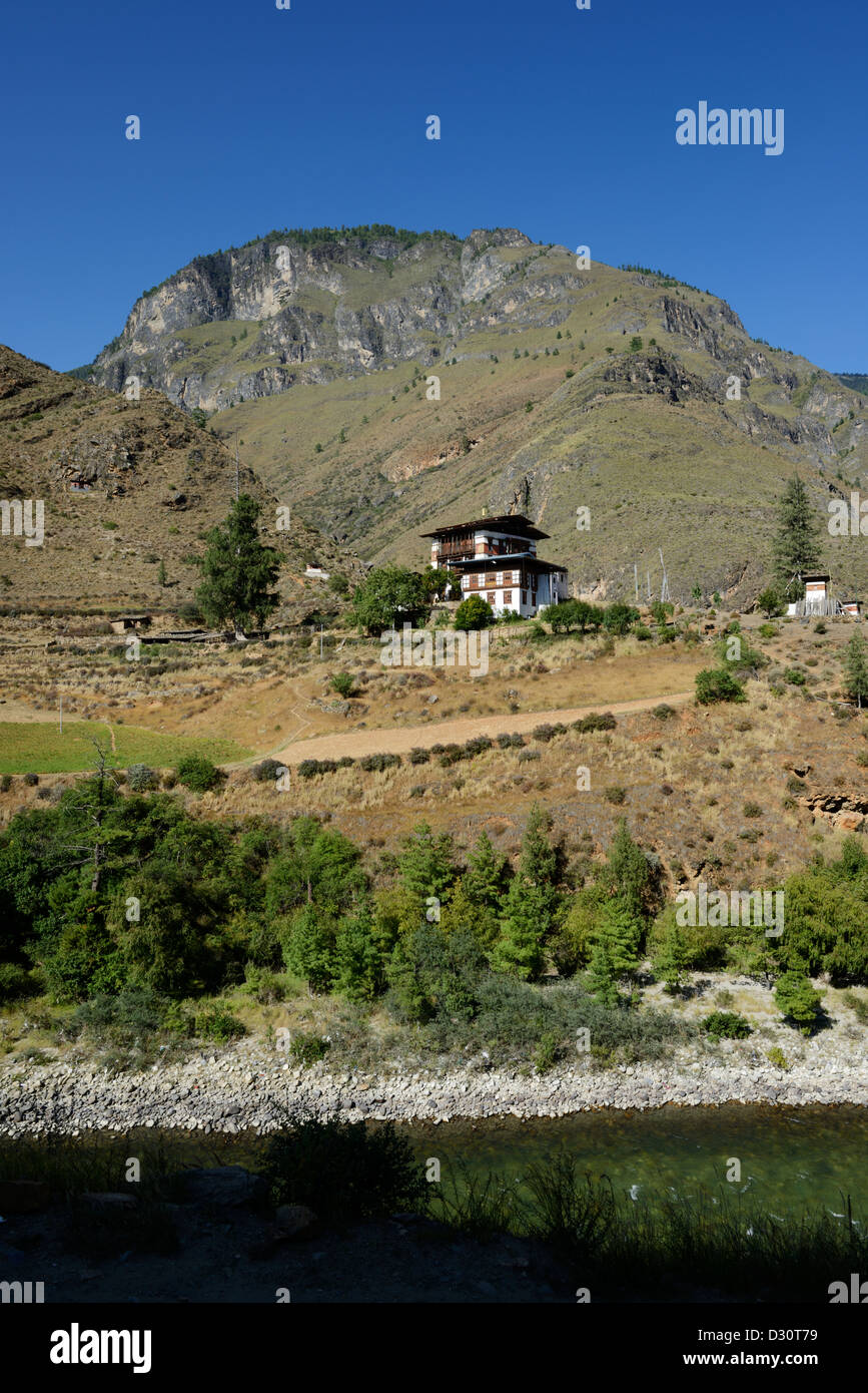 Temple Bouthanais, Tachog Lhakhang, par une rivière avec vue sur la montagne à distance,36MPX,HI-RES Banque D'Images