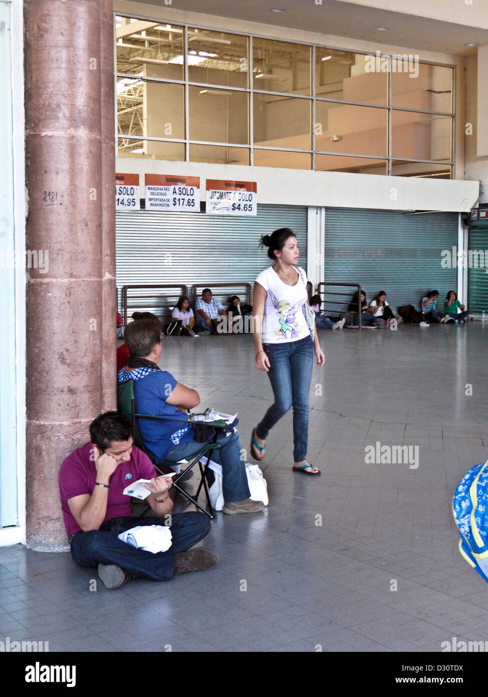 S'asseoir dans les sections par les syndicats d'enseignants s'arrête shopping plaza les locataires Fevrier 5, 2013, Oaxaca de Juarez au Mexique. Les enseignants qui protestaient en faveur de la réforme de l'éducation dans l'Oaxaca se rassembler dans loggia de Soriana mega market par éclipses, s'asseoir. Banque D'Images