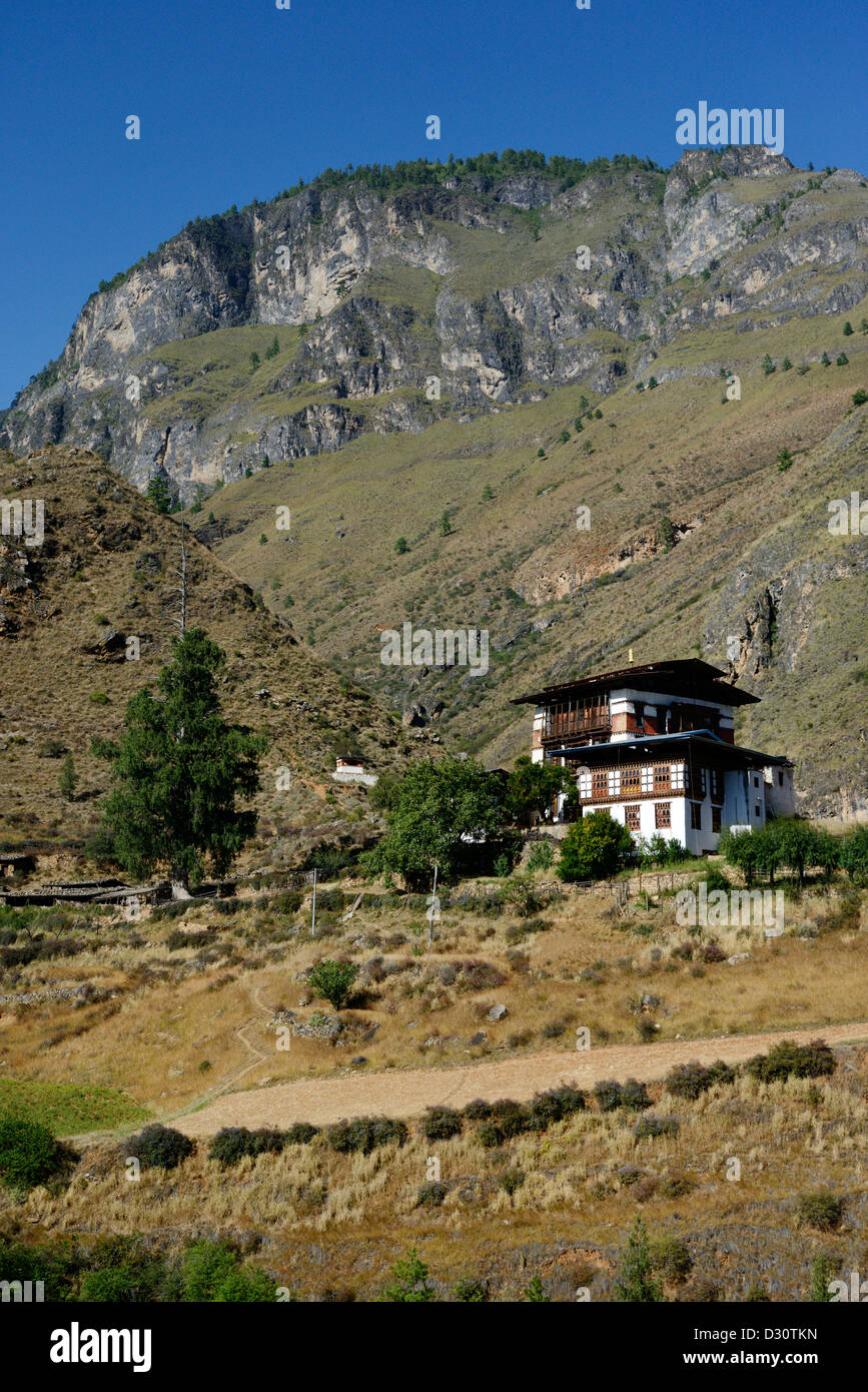 Temple Bouthanais, Tachog Lhakhang, avec vue sur la montagne à distance,36MPX,HI-RES Banque D'Images