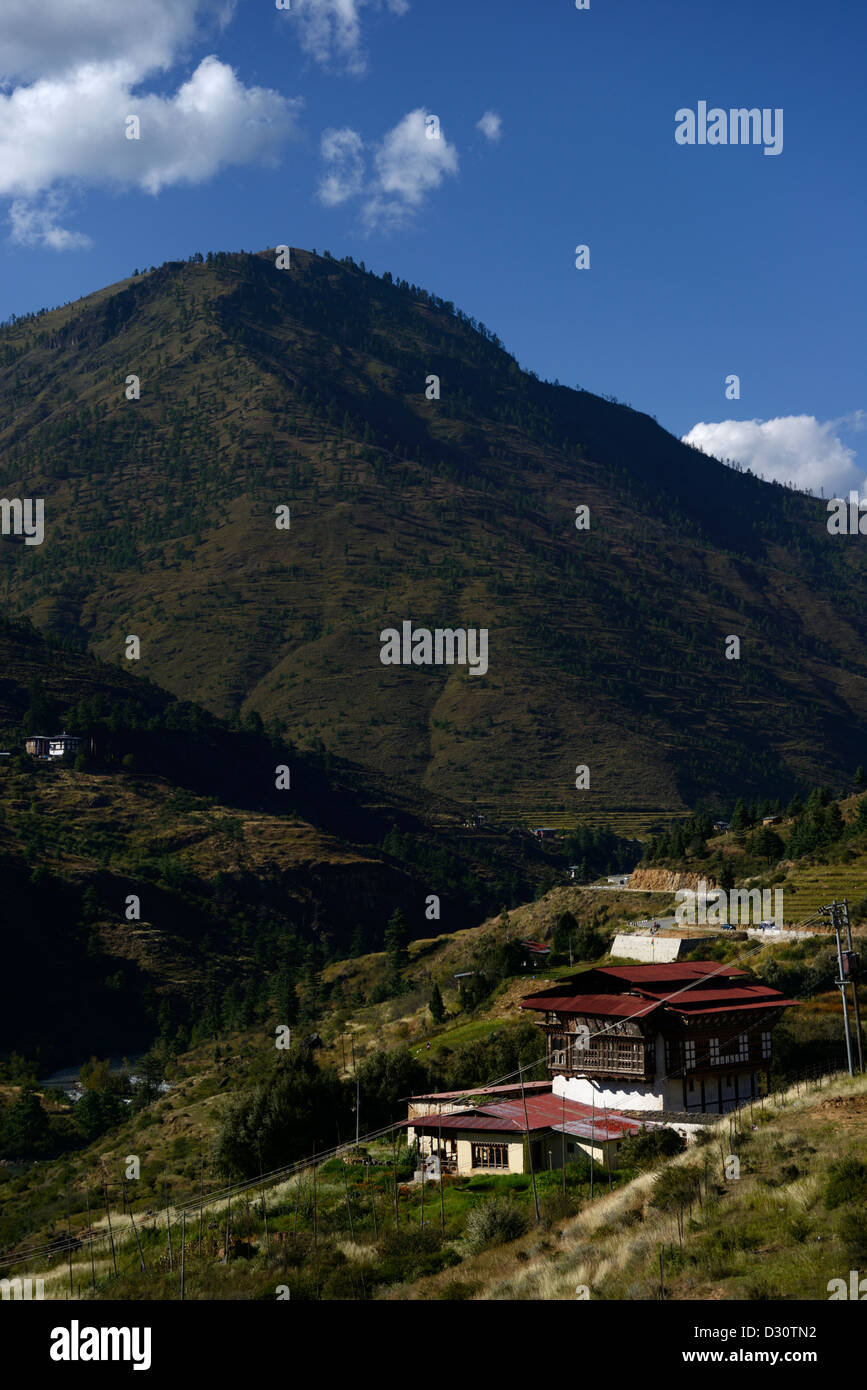 Maison bhoutanaise parmi les Himalaya intérieur à petite échelle, l'agriculture en terrasses points le paysage.36MPX Banque D'Images