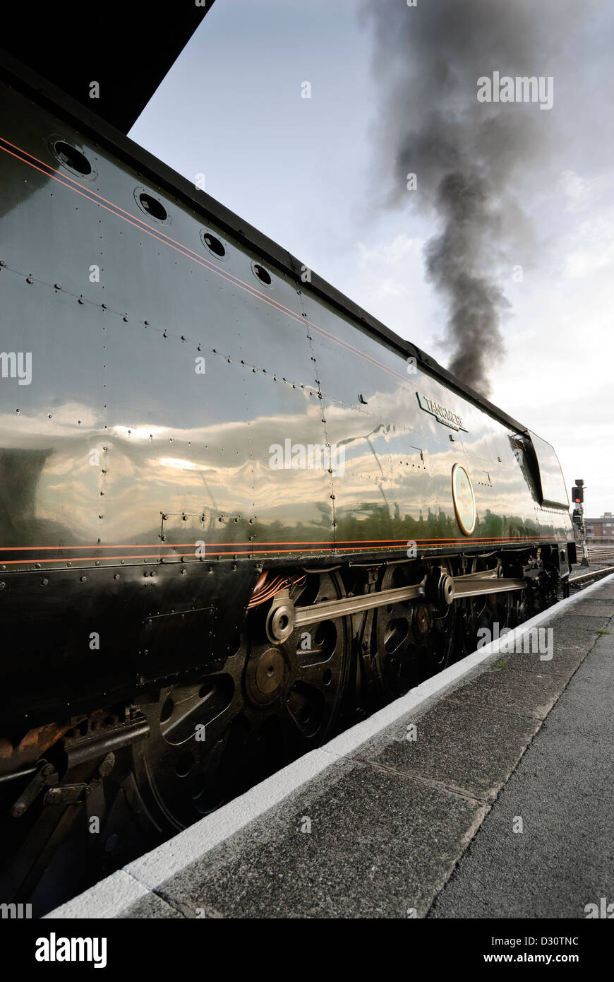 Lumière Bulleid Pacifique locomotive, Tangmere Quitter Bristol Temple Meads sur un tour à vapeur. Banque D'Images