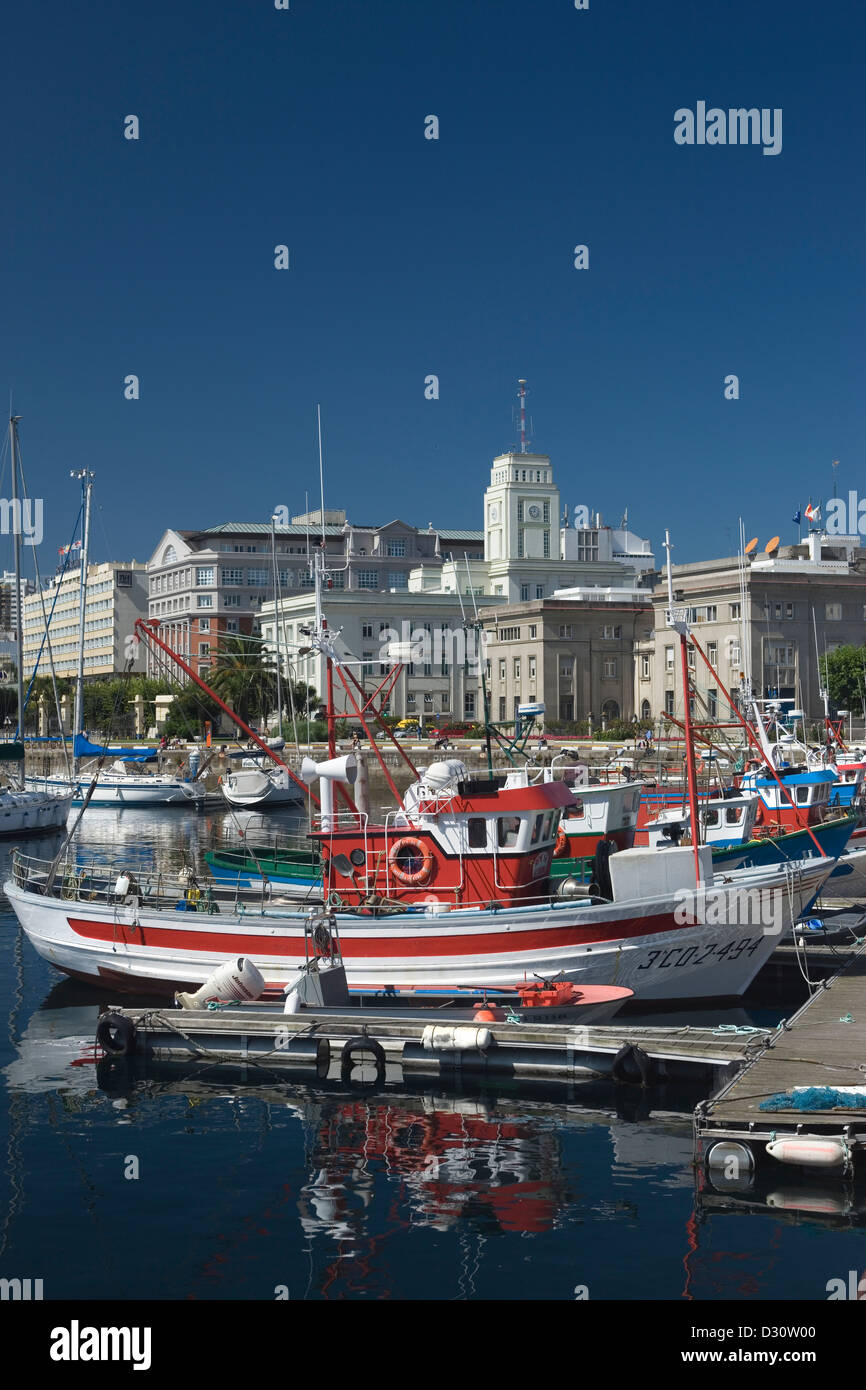 Les BATEAUX DE PÊCHE DANS LE PORT DE L'AVENIDA DA MARINA LA COROGNE Galice Espagne Banque D'Images