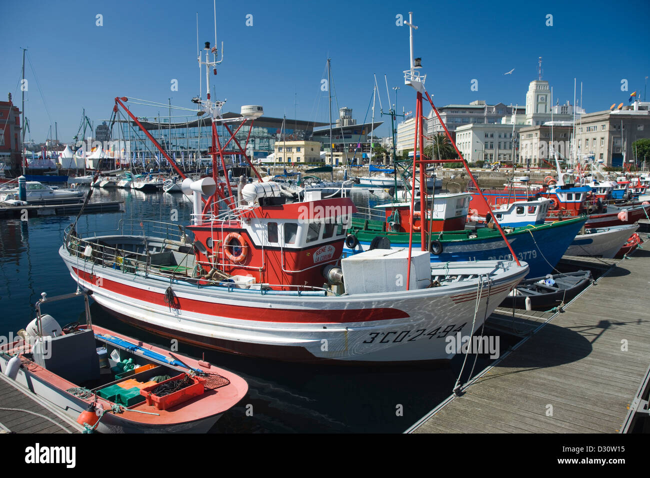 Les BATEAUX DE PÊCHE DANS LE PORT DE L'AVENIDA DA MARINA LA COROGNE Galice Espagne Banque D'Images