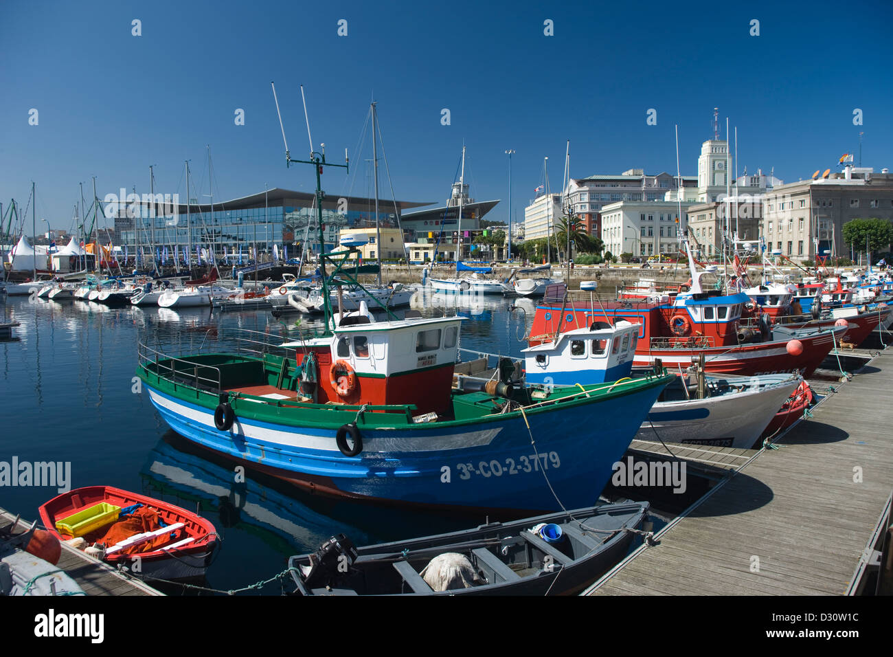 Les BATEAUX DE PÊCHE DANS LE PORT DE L'AVENIDA DA MARINA LA COROGNE Galice Espagne Banque D'Images