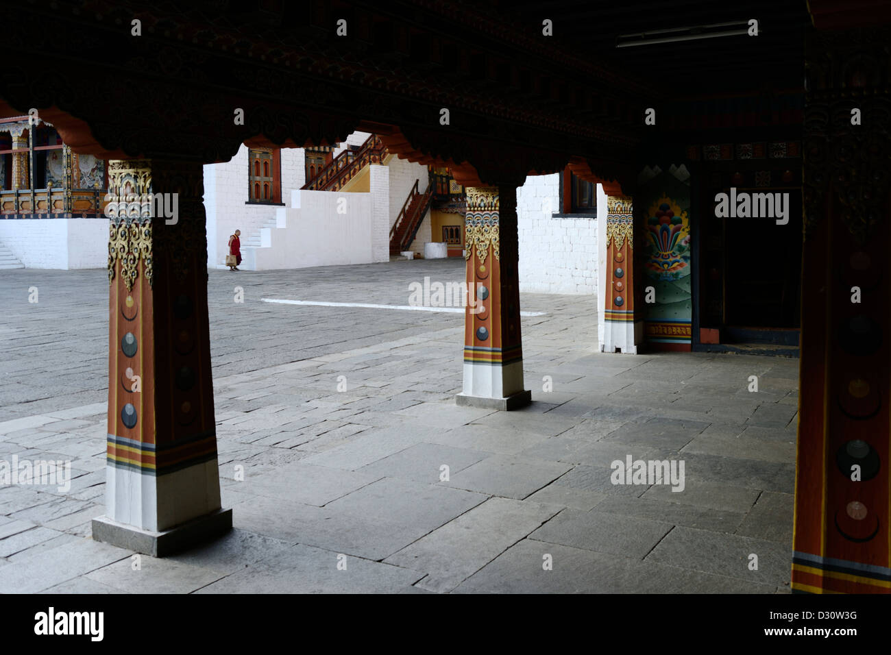 Monk promenades à travers cour chodzong à tashi dzong, forteresse de la glorieuse religion,Bhoutan,36MPX Banque D'Images