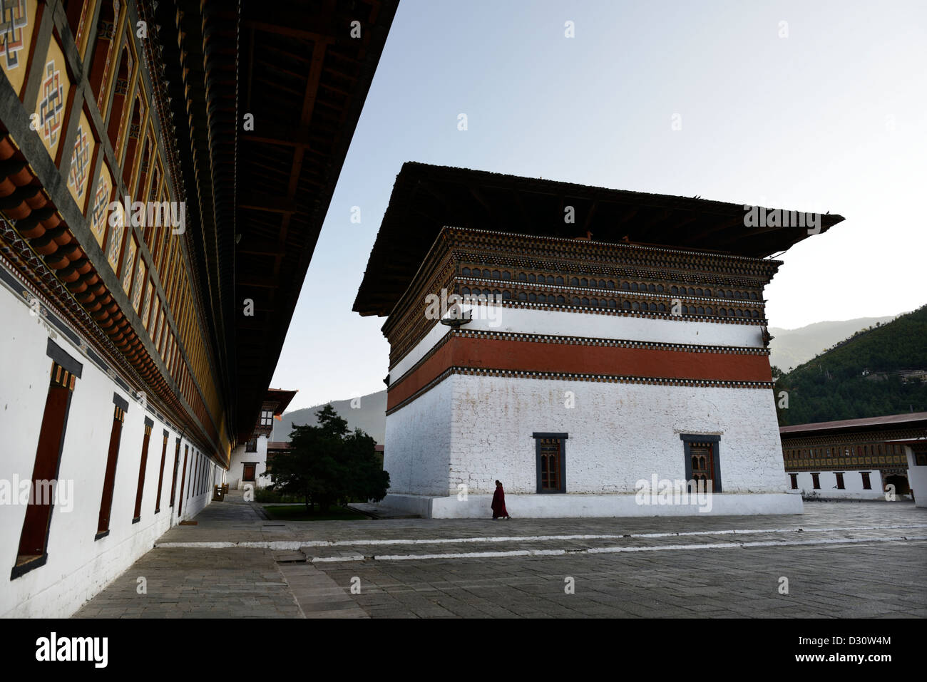 Monk promenades à travers cour chodzong à tashi dzong, forteresse de la glorieuse religion,Bhoutan,36MPX Banque D'Images