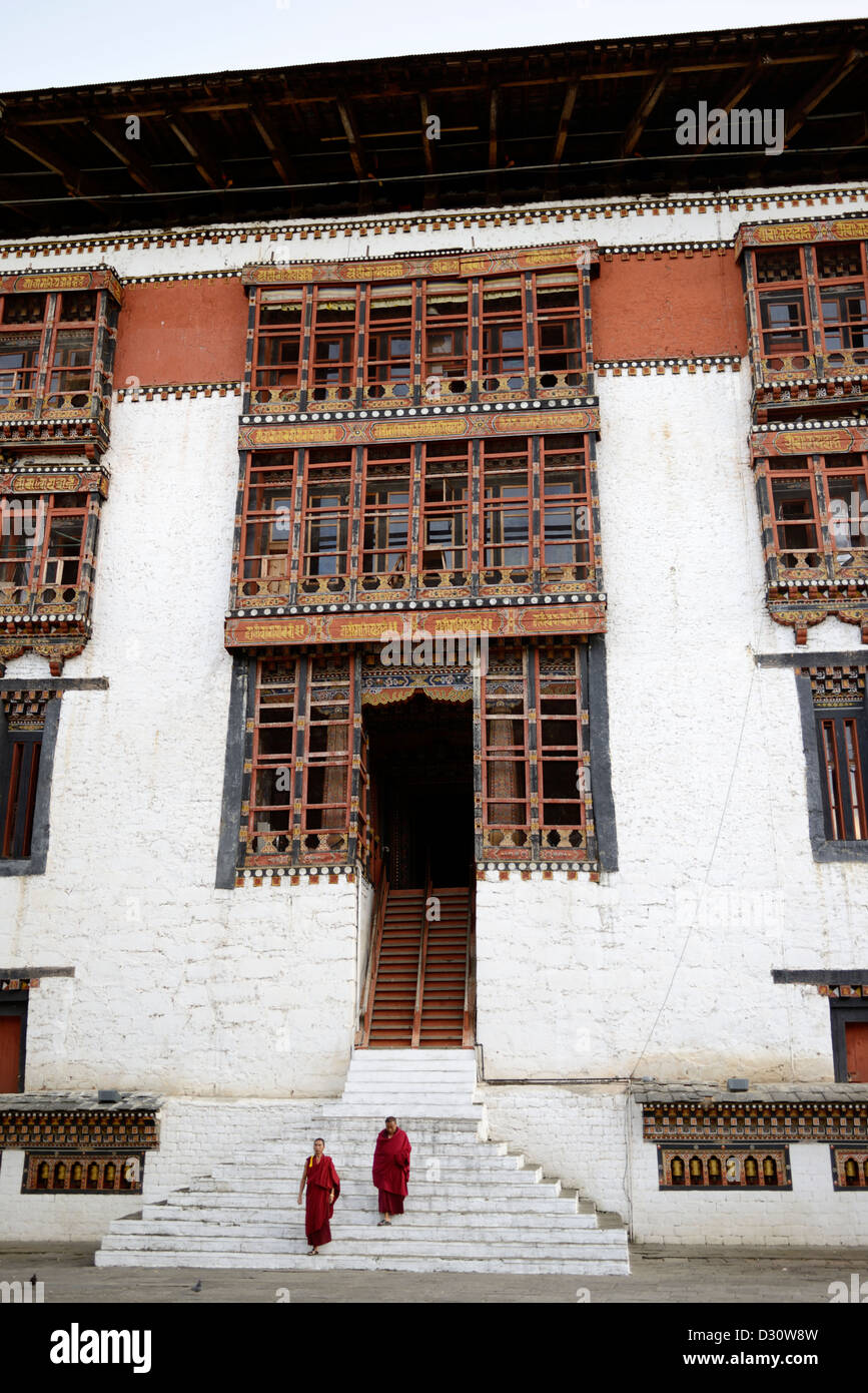 Les détails architecturaux, des moines dans la cour de triage à tashi chodzong dzong, forteresse de la glorieuse religion,Bhoutan,36MPX Banque D'Images