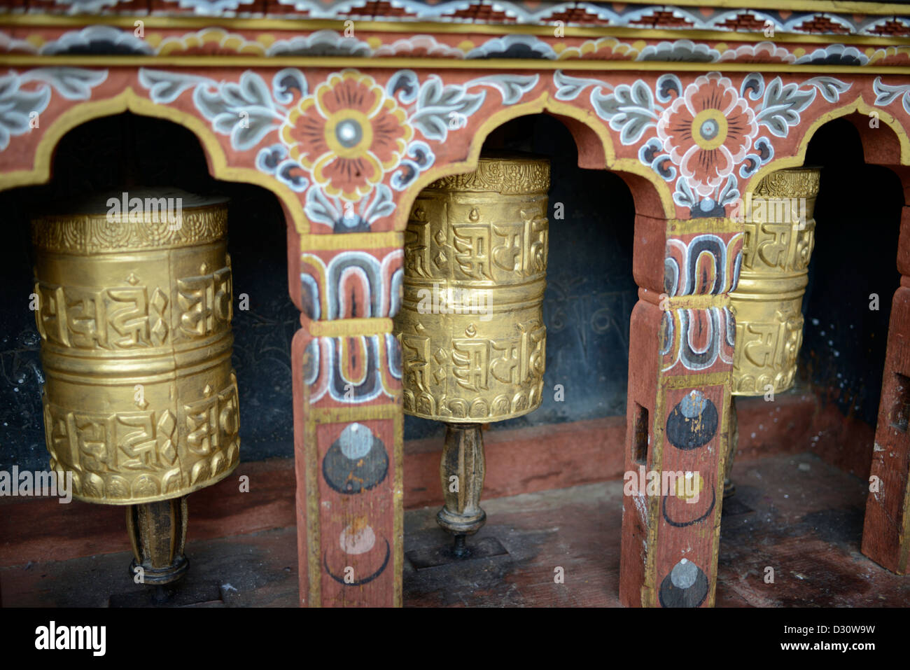 Roues de prière dans la cour à tashi chodzong dzong, forteresse de la glorieuse religion,Bhoutan,36MPX Banque D'Images