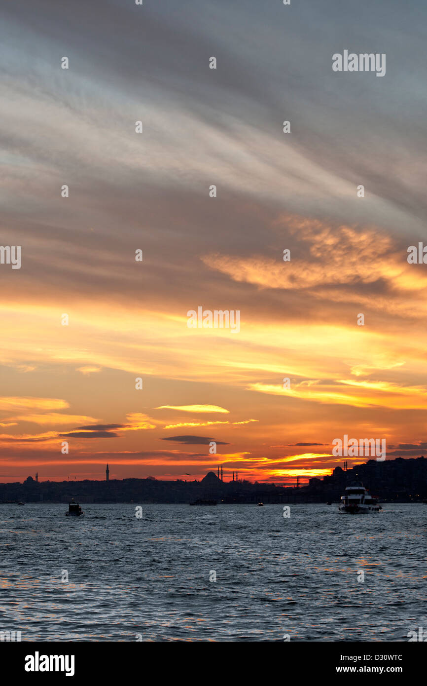 ISTANBUL Turquie - District d'Eminonu, Mosquée de Suleymaniye, tour Beyazit et Sainte-sophie vue au coucher du soleil du détroit du Bosphore Banque D'Images