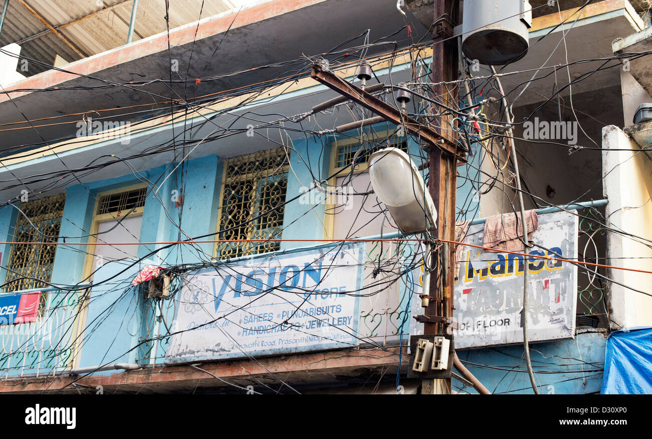 Pylône de l'électricité, les câbles et lampe de rue dans une rue indienne de Puttaparthi, Andhra Pradesh, Inde Banque D'Images