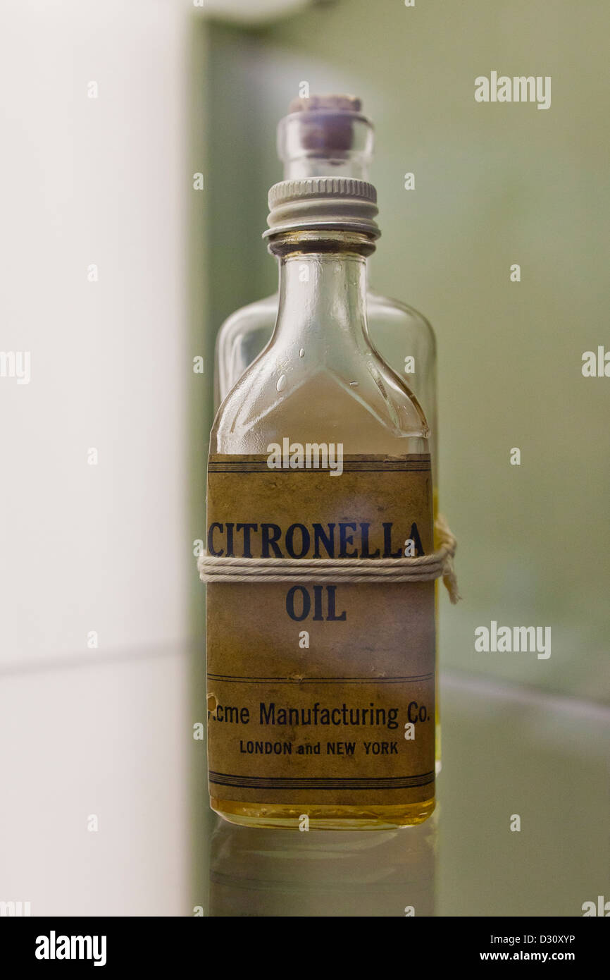 Bouteille d'huile de citronnelle antique, vers 1930 Banque D'Images