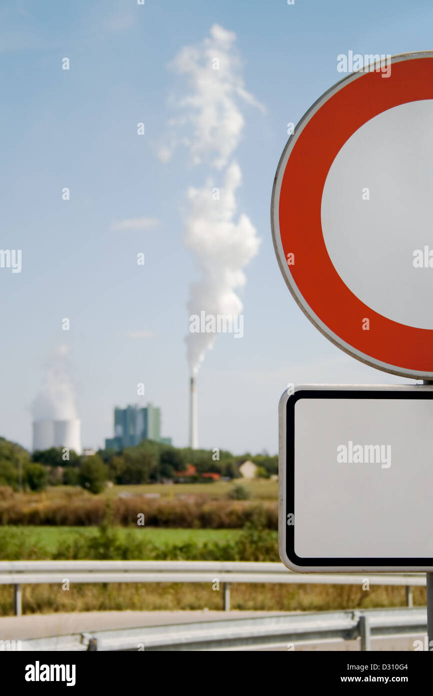 Dans focus -Aucun trafic Red Road Sign. Out of focus - bâtiment industriel Banque D'Images