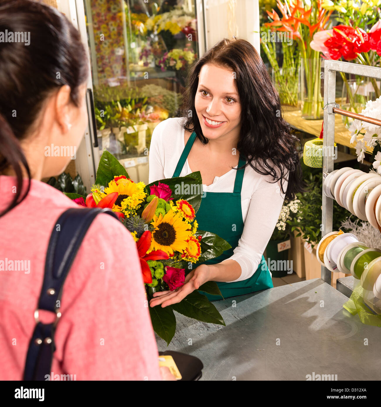 Fleuriste bouquet coloré femme vendant customer flower shop store Banque D'Images