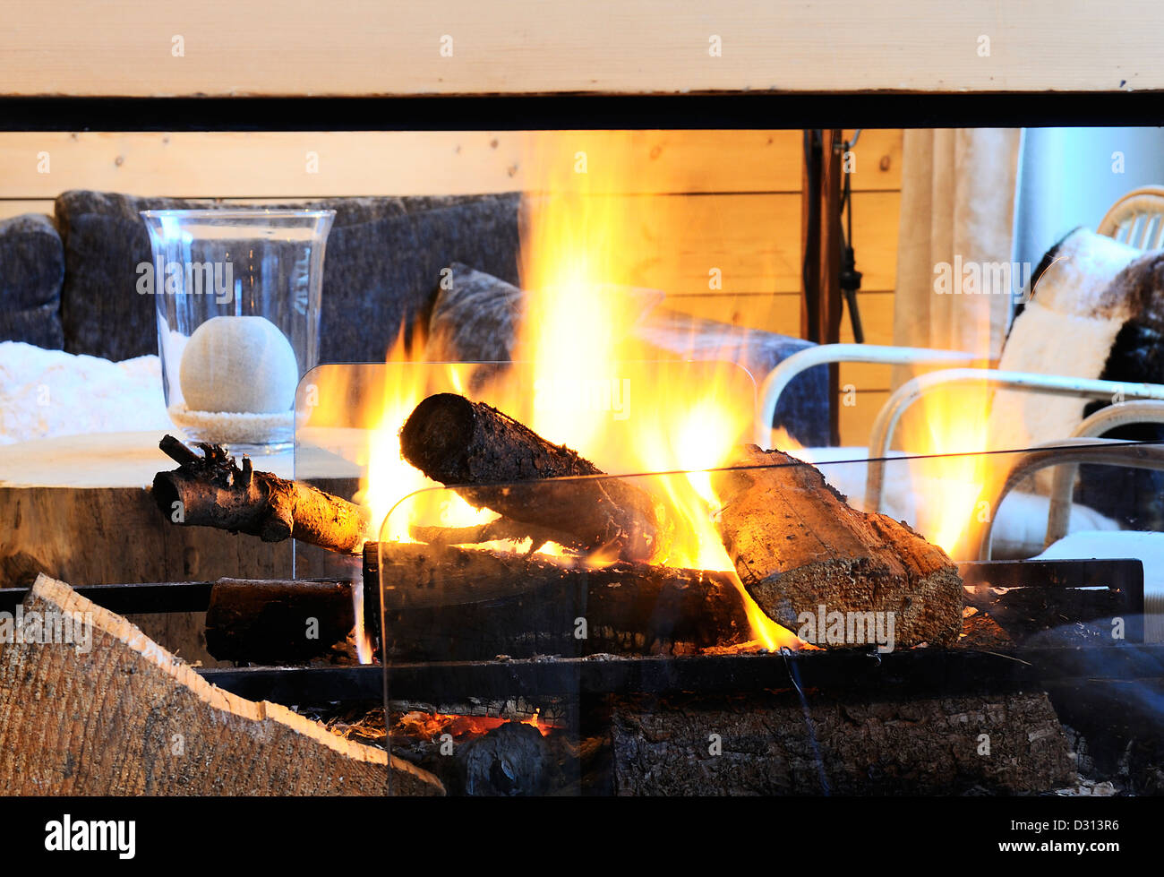 Feu dans un chalet de luxe en montagne Banque D'Images