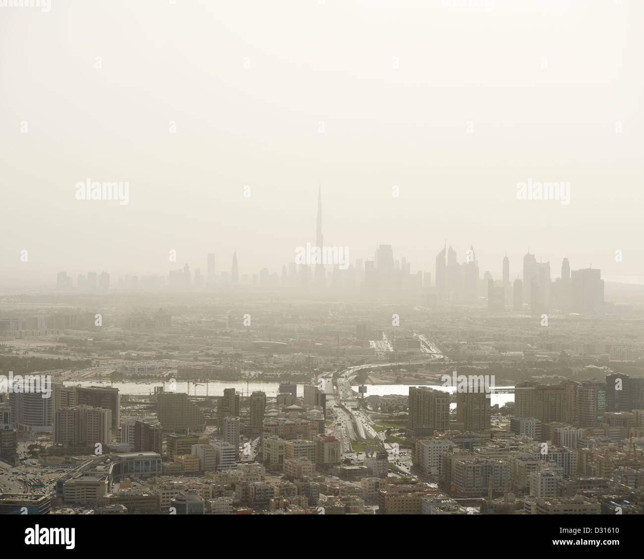 La pollution de l'air rempli d'horizon de Dubaï, avec l'imposante tour Burj Khalifa dans l'horizon lointain Banque D'Images