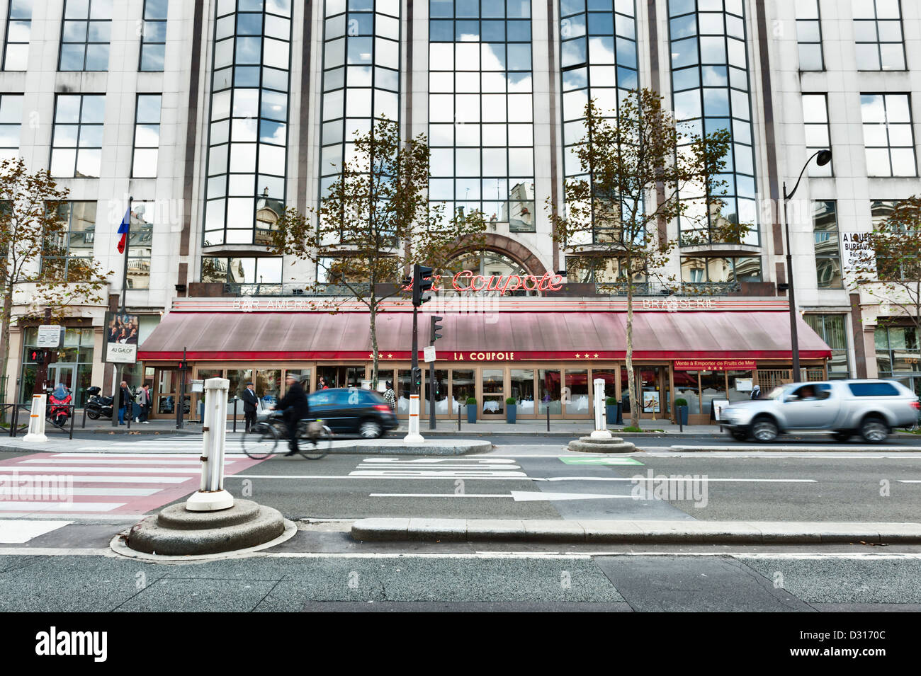 La Coupole - un lieu historique célèbre brasserie restaurant sur le Boulevard du Montparnasse à Paris, France Banque D'Images
