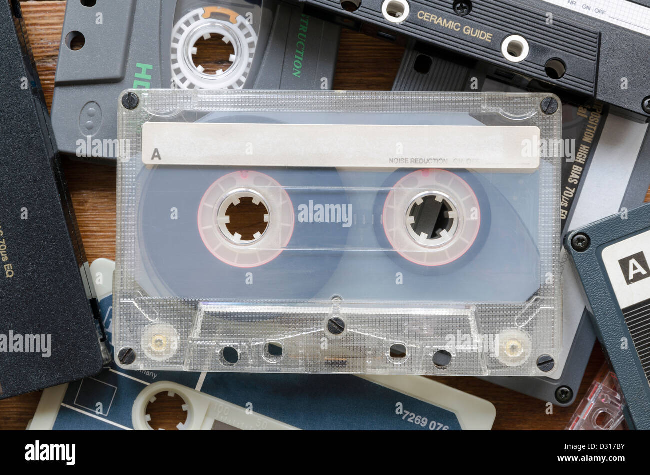 Lot de cassettes audio vintage avec texte en blanc sur une ligne centrale Banque D'Images