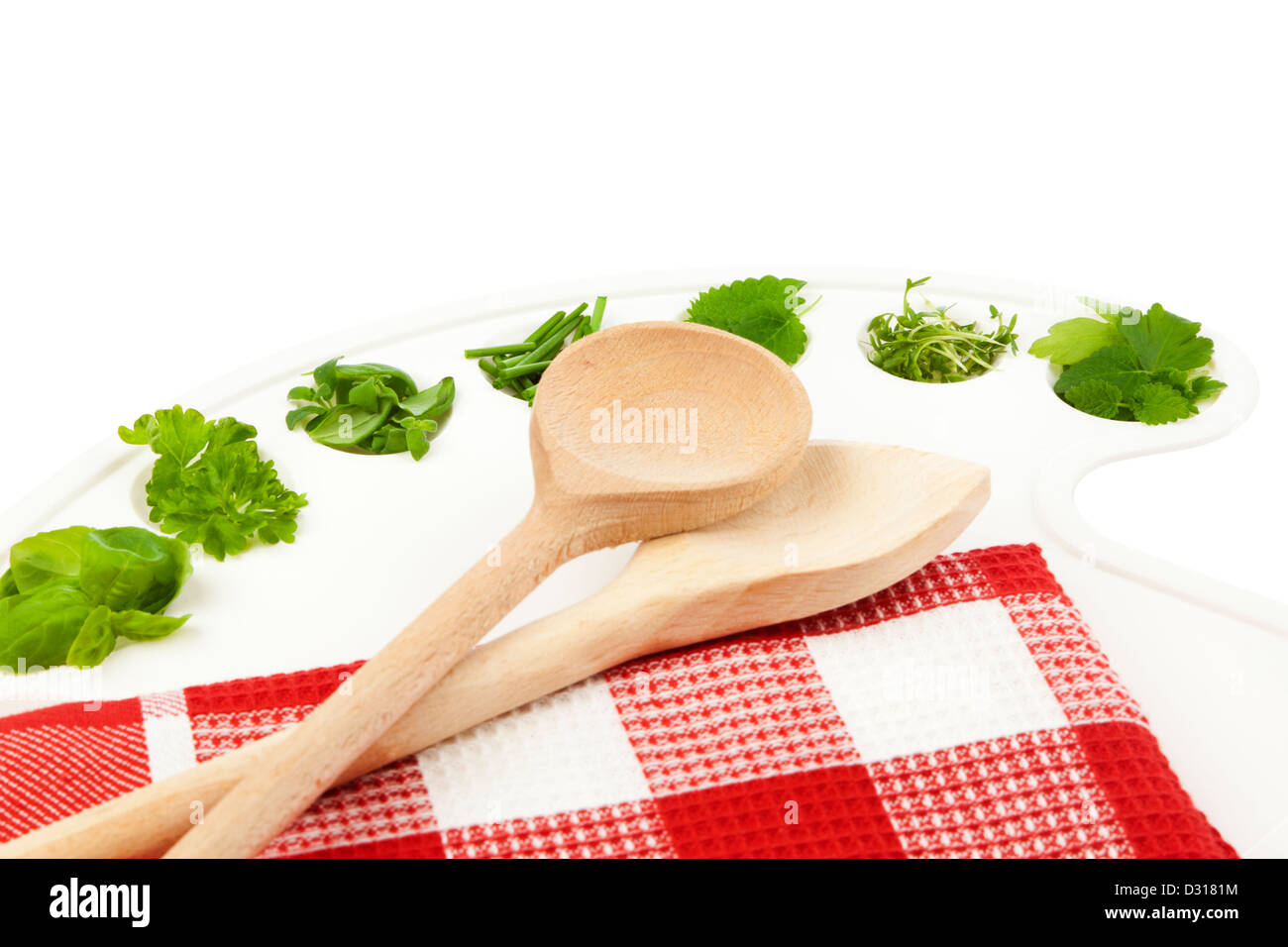 Variété d'herbes fraîches sur la palette du peintre avec des cuillères et des essuie-tout isolated on white Banque D'Images